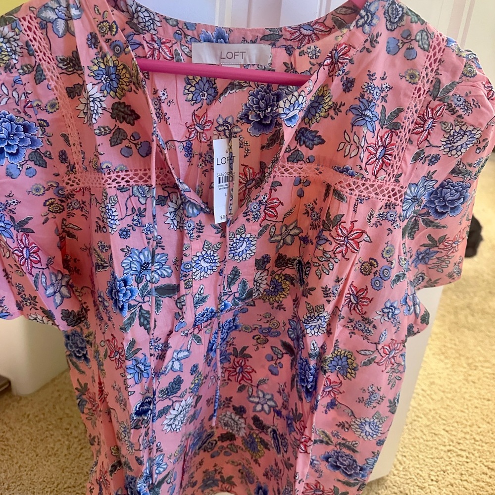 NWT LOFT Pink Floral Short Sleeve V-Neck Top with Blue Blooms L
